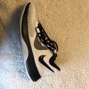 Basketball shoes